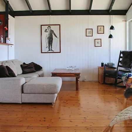 Two-bedroom Holiday In 3